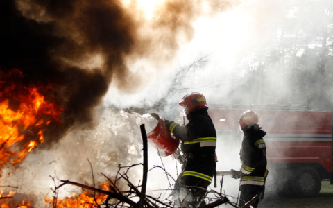 Incendio in via Adriatico, divieti nel raggio di cinque chilometri