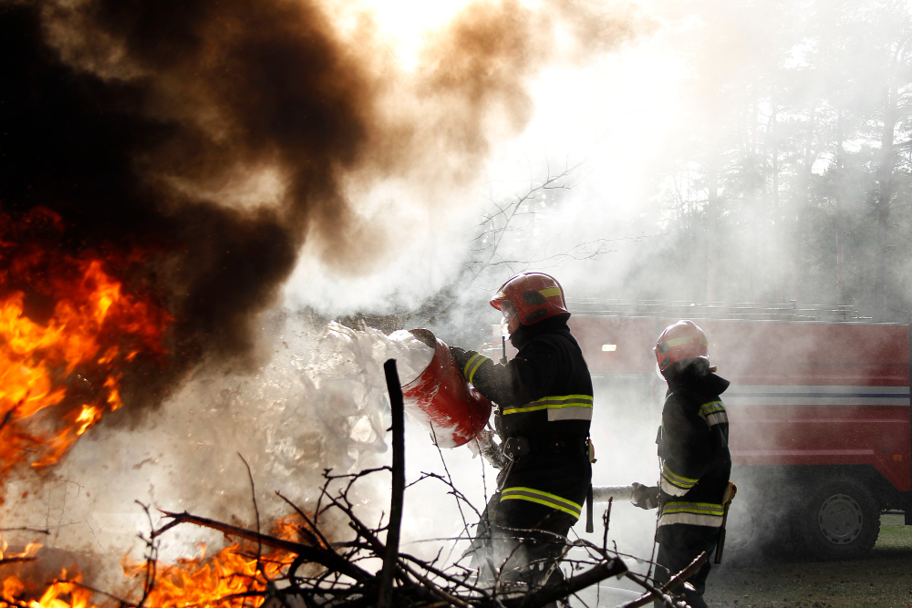 Incendio in via Adriatico, divieti nel raggio di cinque chilometri