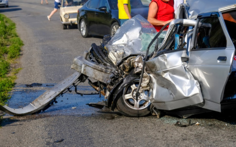 Schianto nella notte a San Benedetto: danneggiate auto in sosta