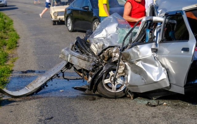 Schianto nella notte a San Benedetto: danneggiate auto in sosta
